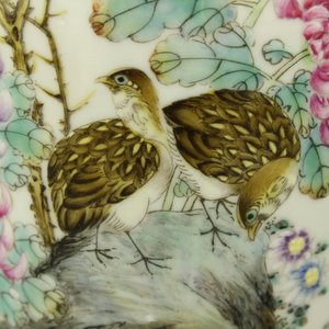 Pair de vases en porcelaine de Chine à décor de cailles, famille rose, début 20e — photo 9