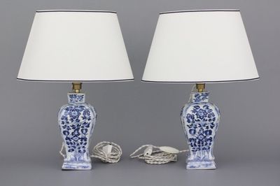 Pair de vases en porcelaine de Chine, bleu et blanc, montés comme lampes, Kangxi, 18e