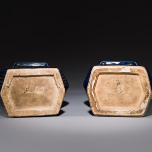 Pair of Chinese gilt-decorated powder-blue vases, Qianlong — photo 4