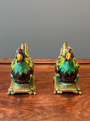Paire d'aiguières en biscuit émaillé sancai en forme de poulet montées en bougeoirs et en bronze doré, Chine, Kangxi — photo 2