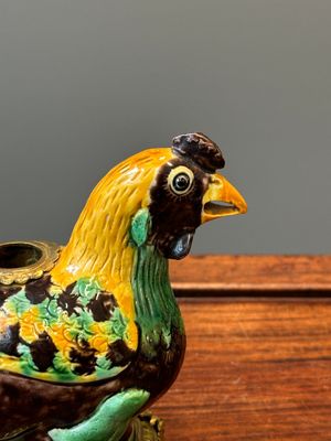 Paire d'aiguières en biscuit émaillé sancai en forme de poulet montées en bougeoirs et en bronze doré, Chine, Kangxi — photo 5