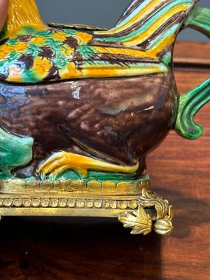 Paire d'aiguières en biscuit émaillé sancai en forme de poulet montées en bougeoirs et en bronze doré, Chine, Kangxi — photo 8