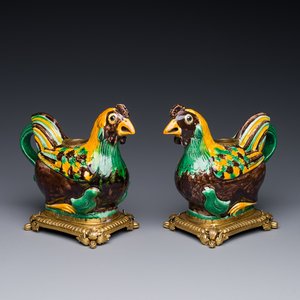 Paire d'aiguières en biscuit émaillé sancai en forme de poulet montées en bougeoirs et en bronze doré, Chine, Kangxi — photo 1