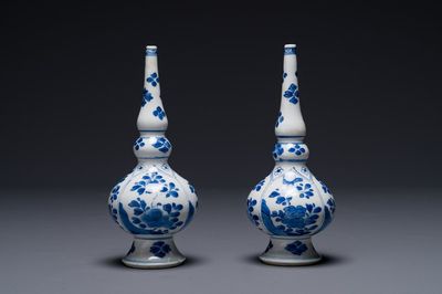 Paire d'aspersoirs en porcelaine de Chine en bleu et blanc pour le marché islamique, Kangxi — photo 1