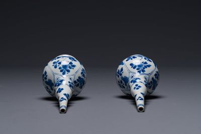 Paire d'aspersoirs en porcelaine de Chine en bleu et blanc pour le marché islamique, Kangxi — photo 3