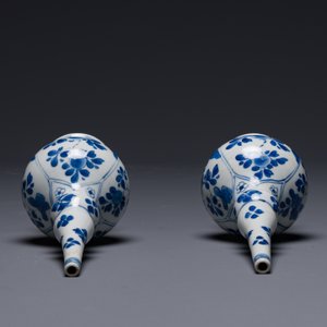 Paire d'aspersoirs en porcelaine de Chine en bleu et blanc pour le marché islamique, Kangxi — photo 3