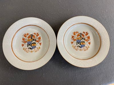 Paire d'assiettes armoriées aux bords en bianco-sopra-bianco en porcelaine de Chine de la Compagnie des Indes, Qianlong — photo 1