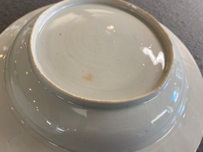 Paire d'assiettes armoriées aux bords en bianco-sopra-bianco en porcelaine de Chine de la Compagnie des Indes, Qianlong — photo 3