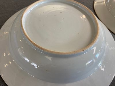 Paire d'assiettes armoriées aux bords en bianco-sopra-bianco en porcelaine de Chine de la Compagnie des Indes, Qianlong — photo 4