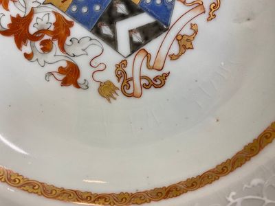 Paire d'assiettes armoriées aux bords en bianco-sopra-bianco en porcelaine de Chine de la Compagnie des Indes, Qianlong — photo 5