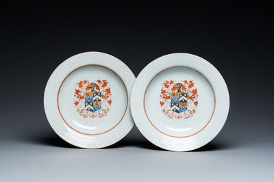 Paire d'assiettes armoriées aux bords en bianco-sopra-bianco en porcelaine de Chine de la Compagnie des Indes, Qianlong