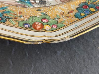Paire d'assiettes de forme octogonale en porcelaine de Chine famille rose à sujet mandarin, Qianlong — photo 4