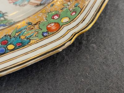 Paire d'assiettes de forme octogonale en porcelaine de Chine famille rose à sujet mandarin, Qianlong — photo 5