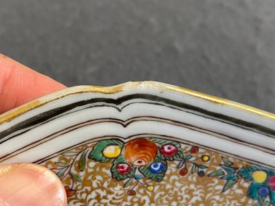 Paire d'assiettes de forme octogonale en porcelaine de Chine famille rose à sujet mandarin, Qianlong — photo 6