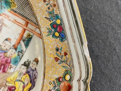 Paire d'assiettes de forme octogonale en porcelaine de Chine famille rose à sujet mandarin, Qianlong — photo 9