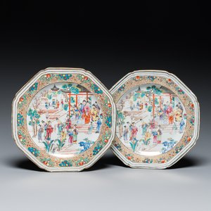 Paire d'assiettes de forme octogonale en porcelaine de Chine famille rose à sujet mandarin, Qianlong — photo 1