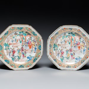 Paire d'assiettes de forme octogonale en porcelaine de Chine famille rose à sujet mandarin, Qianlong — photo 2