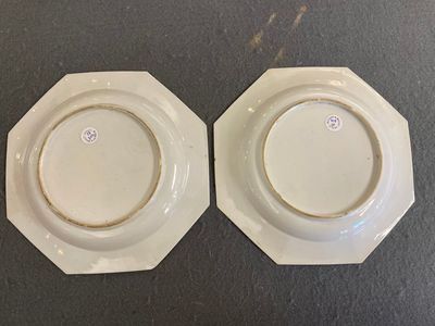 Paire d'assiettes de forme octogonale en porcelaine de Chine famille rose au fond rubis, Yongzheng — photo 2