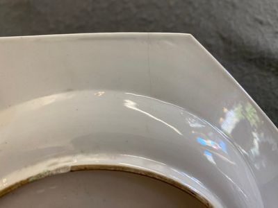 Paire d'assiettes de forme octogonale en porcelaine de Chine famille rose au fond rubis, Yongzheng — photo 8