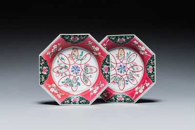 Paire d'assiettes de forme octogonale en porcelaine de Chine famille rose au fond rubis, Yongzheng