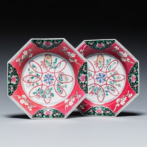 Paire d'assiettes de forme octogonale en porcelaine de Chine famille rose au fond rubis, Yongzheng — photo 1