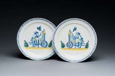 Paire d'assiettes en faïence polychrome de Delft à décor de rémouleurs, 18ème