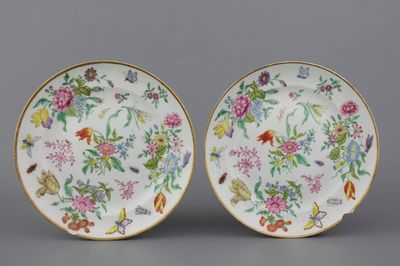 Paire d'assiettes en porcelaine de Chine à décor de fleurs et d'insectes, Canton, env. 1800