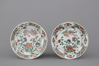 Paire d'assiettes en porcelaine de Chine à décor de phénix, famille verte, Kangxi, env. 1700