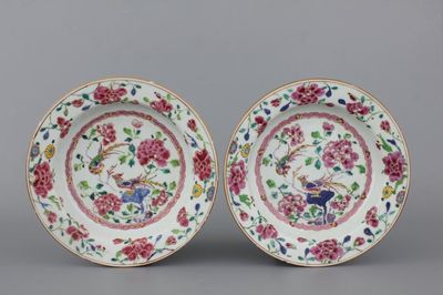 Paire d'assiettes en porcelaine de Chine à décor d'oiseaux, famille rose, 18e