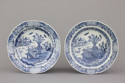 Paire d'assiettes en porcelaine de Chine, bleu et blanc, à décor de paysage, 18e