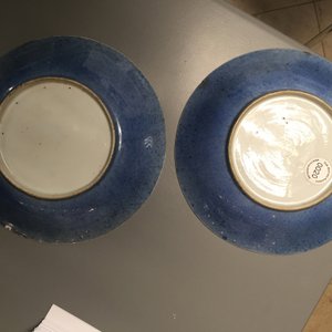 Paire d'assiettes en porcelaine de Chine, bleu poudré et doré, 18e — photo 2