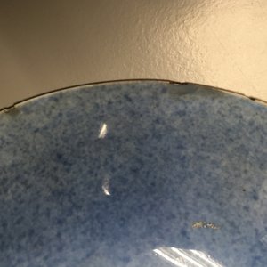 Paire d'assiettes en porcelaine de Chine, bleu poudré et doré, 18e — photo 4