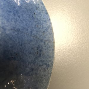 Paire d'assiettes en porcelaine de Chine, bleu poudré et doré, 18e — photo 5