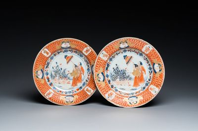 Paire d'assiettes en porcelaine de Chine de style Imari à décor des 'Dames au parasol', Qianlong