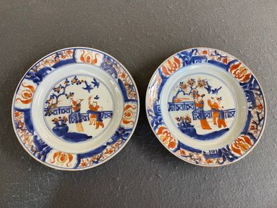 Paire d'assiettes en porcelaine de Chine de style Imari à décor d'une femme avec deux garçons, Kangxi — photo 1