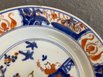 Paire d'assiettes en porcelaine de Chine de style Imari à décor d'une femme avec deux garçons, Kangxi — photo 9