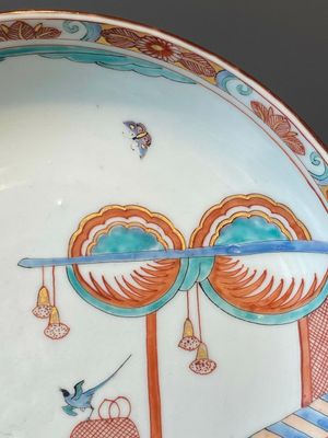 Paire d'assiettes en porcelaine de Chine de style Kakiemon décorées aux Pays-Bas, 18ème — photo 14