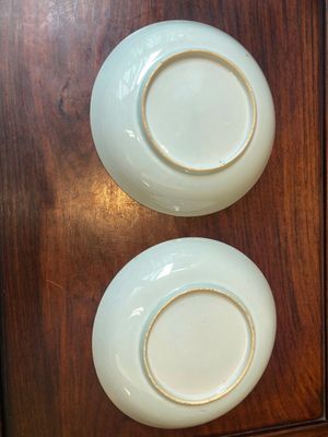 Paire d'assiettes en porcelaine de Chine de style Kakiemon décorées aux Pays-Bas, 18ème — photo 3
