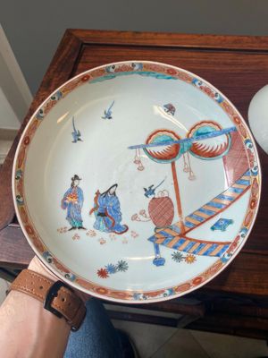 Paire d'assiettes en porcelaine de Chine de style Kakiemon décorées aux Pays-Bas, 18ème — photo 4