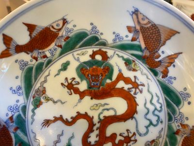 Paire d'assiettes en porcelaine de Chine doucai à décor de dragons, marque de Chenghua, Kangxi — photo 4