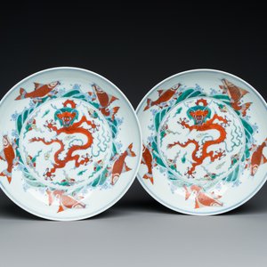 Paire d'assiettes en porcelaine de Chine doucai à décor de dragons, marque de Chenghua, Kangxi — photo 1