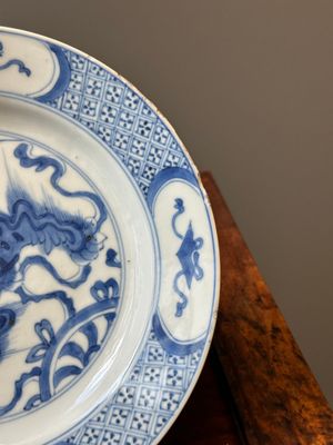 Paire d'assiettes en porcelaine de Chine en bleu et blanc à décor de lions bouddhistes, marque ding, Kangxi — photo 14