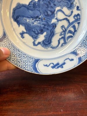 Paire d'assiettes en porcelaine de Chine en bleu et blanc à décor de lions bouddhistes, marque ding, Kangxi — photo 15