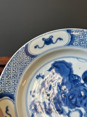 Paire d'assiettes en porcelaine de Chine en bleu et blanc à décor de lions bouddhistes, marque ding, Kangxi — photo 16