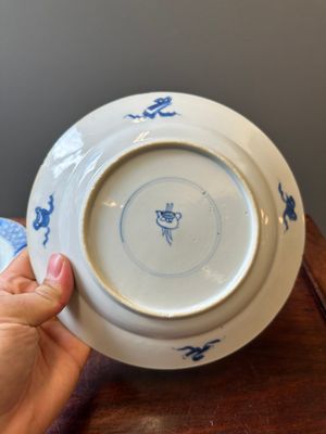 Paire d'assiettes en porcelaine de Chine en bleu et blanc à décor de lions bouddhistes, marque ding, Kangxi — photo 17