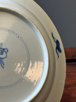 Paire d'assiettes en porcelaine de Chine en bleu et blanc à décor de lions bouddhistes, marque ding, Kangxi — photo 20