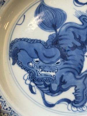 Paire d'assiettes en porcelaine de Chine en bleu et blanc à décor de lions bouddhistes, marque ding, Kangxi — photo 3