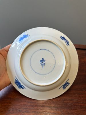 Paire d'assiettes en porcelaine de Chine en bleu et blanc à décor de lions bouddhistes, marque ding, Kangxi — photo 6