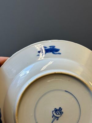 Paire d'assiettes en porcelaine de Chine en bleu et blanc à décor de lions bouddhistes, marque ding, Kangxi — photo 9