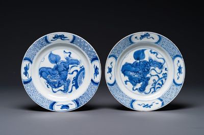 Paire d'assiettes en porcelaine de Chine en bleu et blanc à décor de lions bouddhistes, marque ding, Kangxi